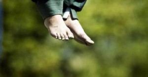 العثور على جثة شاب معلقة على شجرة قرب منزل ذويه ببلدة الطيبة غربي اربد