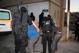 القبض على تاجر مخدرات في الرمثا بعد مقاومته للأمن ومحاولة اقاربه الحيلولة دون توقيفه