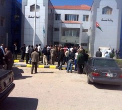 موظفو جامعة آل البيت يعتصمون مجددا - صور