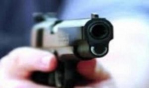 عشريني يطلق النار على نفسه اثناء عبثه بمسدس في ماعين