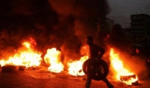 الريشة .. اعمال شغب وحرق شاحنتي فوسفات عقب مقتل مطلوب في مرج الحمام