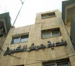 بعد الإعتصام .. غاضبون يقتحمون مكتب رئيس لجنة بلدية جرش ويحطمون محتوياته