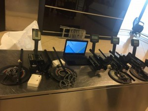 ضبط أجهزة لكشف الذهب بالمطار - صور