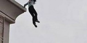 شبهة انتحار بوفاة سيدة قفزت من الطابق الثالث في الرصيفة