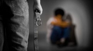 أب يعذب طفله حتى الموت لأنه تغيب عن المدرسة