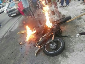 عشريني يحرق دراجته بعد طلب دورية لوثائقها