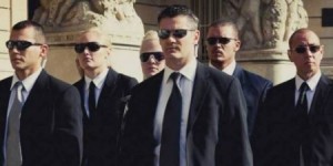 أسباب 6 لا تعرفها وراء ارتداء حراس الأمن نظارات سوداء فقط