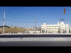 بالفيديو .. مركبات تسير عكس السير في مرج الحمام بالعاصمة عمان!