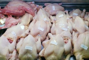 بعد التلويح بالمقاطعة.. الصناعة و التجارة تحدد سقف سعري لبيع الدجاج.. تفاصيل