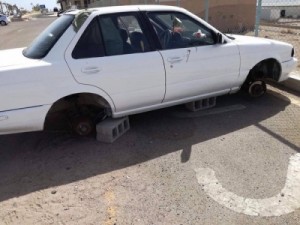 بالصور .. حادثة غريبة في العقبة .. ترك مركبته لدقائق وعندما عاد تفاجئ بسرقة الاطارات !!