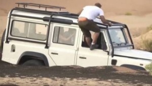 بالفيديو ... هكذا تغرق سيارة رامز تحت الأرض!