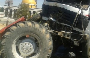 بالصور .. وفاة وإصابتان خطيرتان بحادث تصادم "تريلا وتركتور" على طريق المطار