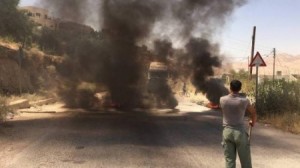 بالصور...محتجون يغلقون طريق الكرك - الأغوار احتجاجا على عدم وصول المياه