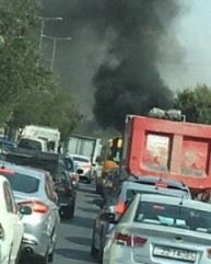 بالفيديو ...حريق مركبة يتسبب بأزمة مرورية في شارع المدينة الطبية