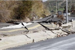 وزير الاشغال يتفقد سير العمل بموقع الانهيار على طريق جرش