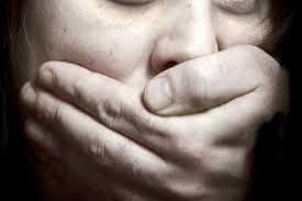 الاشغال الشاقة لثلاثة مصريين حاولوا اغتصاب فتاة داخل أحد المولات المشهورة في عمان