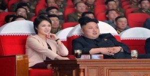 بالفيديو .. زوجة زعيم كوريا الشمالية تظهر لأول مرة على التلفاز