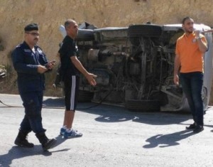 انقلاب حافلة للاعبي الرمثا .. صور