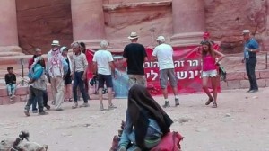 بيـــان ....سلطة اقليم البتراء تكشف حقيقة يافطة الإسرائيلي التي رفعها في البتراء