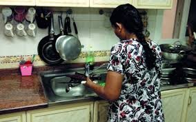 الخادمات  قنبلة تنفجر في وجه الارنيين .. ( بقلم .. خالد ابو الخير )