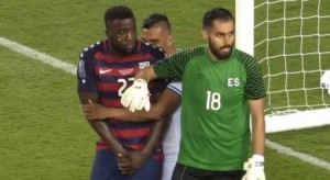 بالفيديو ..  العض  يعود مجددا إلى كرة القدم