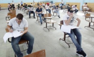 تخفيض مواد امتحان التوجيهي للعلمي والأدبي إلى 9 مواد