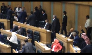 انسحاب نواب من الجلسة الصباحية وتوتر حاد يسود المجلس