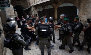 قوات الاحتلال تقمع المصلين في منطقة باب الاسباط