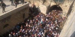 الفلسطينيون يدخلون الأقصى لأداء صلاة العصر