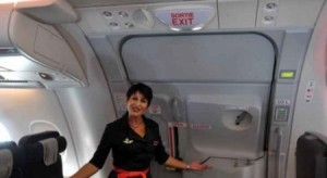 هذا ما يحدث إذا فُتح باب الطائرة في الجو