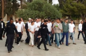 140 مستوطنا متطرفا يقتحمون المسجد الاقصى