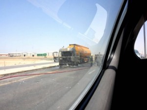 بالصور .. حريق صهريج نفط بالقرب من مقبرة سحاب