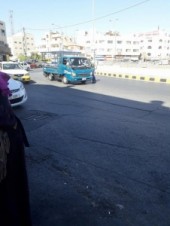 بالصور .. مواطن يوقف حركة السير على دوار النزهة .. والسبب !!