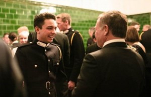 الملك الى بريطانيا لتخريج الامير الحسين من كلية ساند هيرست