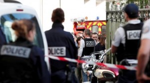 مركبة تدهس جنوداً فرنسيين في ضاحية باريس وسقوط مصابين