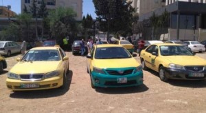 بالصور .. أصحاب التكاسي يتوعدون الحكومة بحرق مركباتم