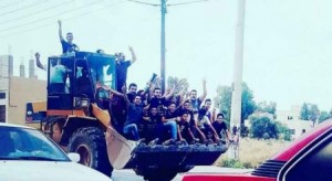 بالصور ..مواطنون في إربد يذهبون للاقتراع على جرافة !