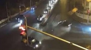 لهذا السبب...سيدة تلاحق زوجها وتحاول دهسه في تلاع العلي