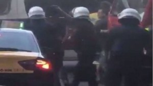 بالفيديو...لحظة القبض على مشتبه به في تنفيذ هجوم برشلونة