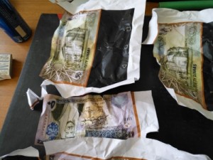 بالصور .. الأجهزة الأمنية تضبط مشغلا لتزوير العملة الأردنية في الكرك
