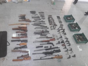 بالصور...ضبط مشغل سلاح غير مرخص خلال مداهمة امنية في مادبا