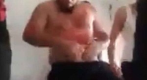 استهجان واسع في الأردن عقب فيديو مقزز لنزلاء بسجن سواقة يؤذون أنفسهم بأدوات حادة