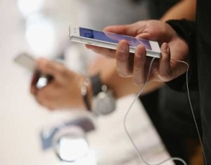 هذه التطبيقات على هاتفك تسرقك دون علمك.. احذفها فورا