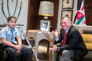 بالفيديو والصور ... الملك يستقبل الطفل الخوالدة