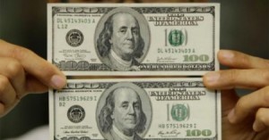 ضبط شخصين يبيعان دولارت مزيفة في عمان