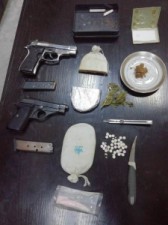 بالصور .. القبض على مروجي مخدرات وضبط اسلحة وسيارات مسروقة بمداهمات في عدة محافظات