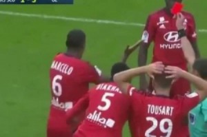 بالفيديو...أغرب حالة طرد مضحكة حدثت في الدوري الفرنسي
