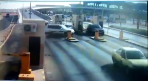 بالفيديو .. مواطنون يحاولون الهرب من "مقصات" بوابات مطار الملكة علياء لعدم دفع اجرة الاصطفاف