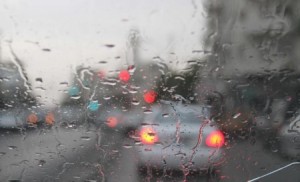 أمطار رعدية وعواصف حتى عصر اليوم