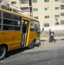 بالصور...باص مدرسة يسير عكس السير ويتسبب بحادث في الزرقاء